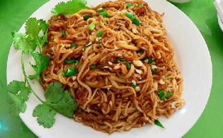 许多食家常用"梅粉胜广河"这句话来赞誉吴川梅菉的街边炒粉